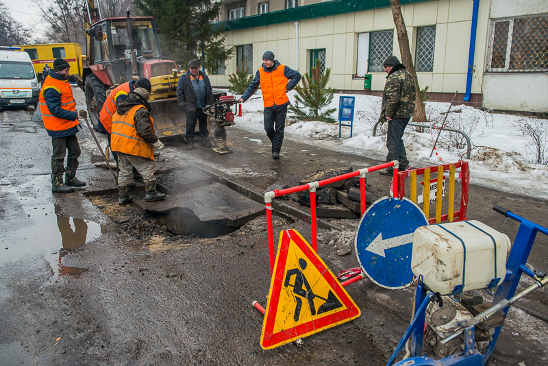 Комунальні підприємства впорядковують місця розриттів після аварій на трубопроводах
