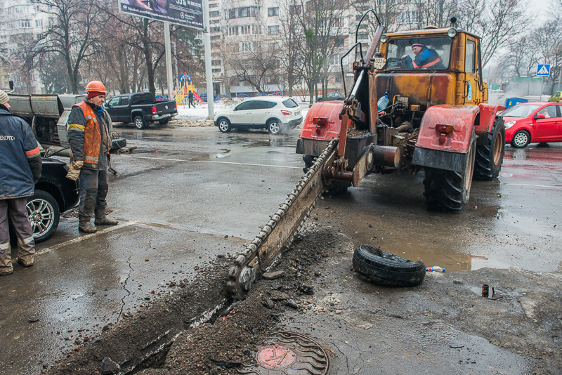 Комунальні підприємства впорядковують місця розриттів після аварій на трубопроводах