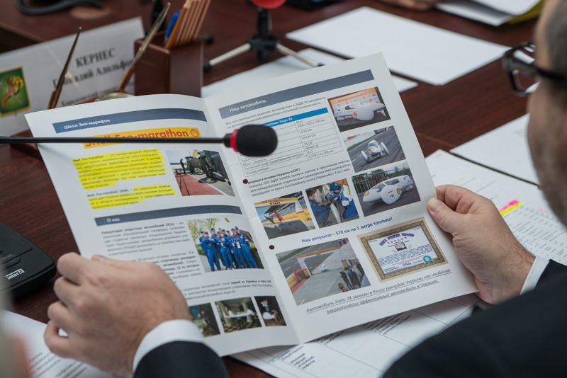 Геннадій Кернес: Автобуси перевізників, які хочуть працювати в місті, я буду перевіряти особисто