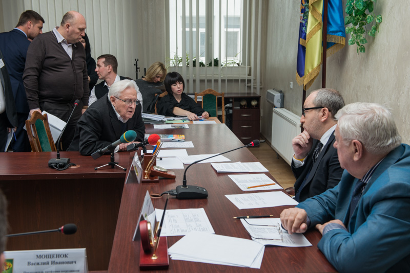 Геннадій Кернес: Автобуси перевізників, які хочуть працювати в місті, я буду перевіряти особисто