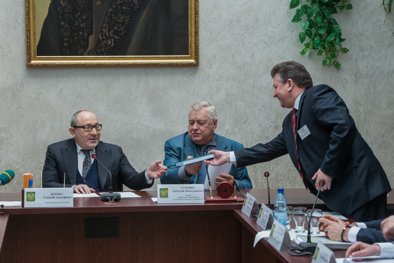 Геннадій Кернес: Автобуси перевізників, які хочуть працювати в місті, я буду перевіряти особисто
