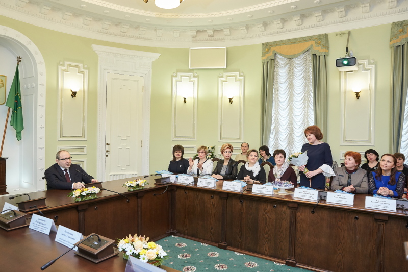 Геннадій Кернес нагородив «Вчителів року»