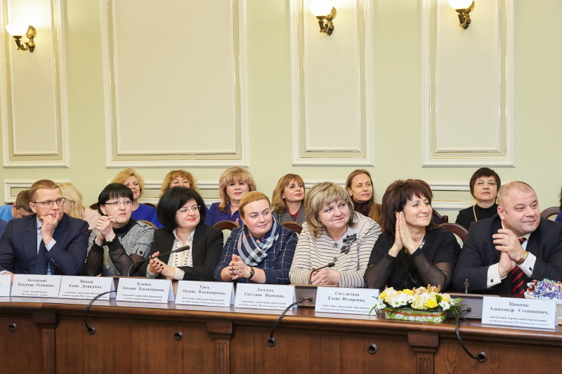 Геннадій Кернес нагородив «Вчителів року»