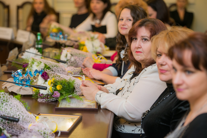 Харків'янок в міській раді привітали з 8 Березня