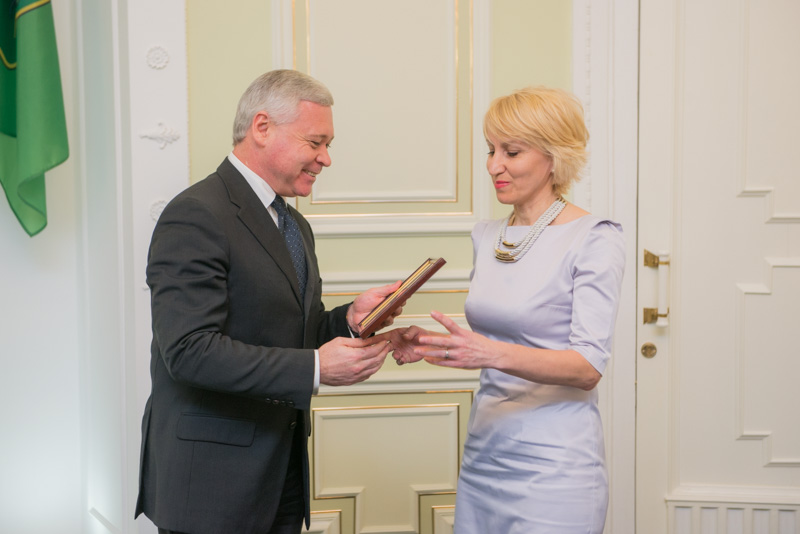 Харків'янок в міській раді привітали з 8 Березня