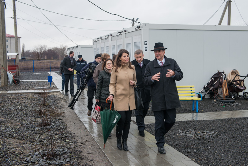 Європейці ознайомилися з умовами проживання в містечку для переселенців