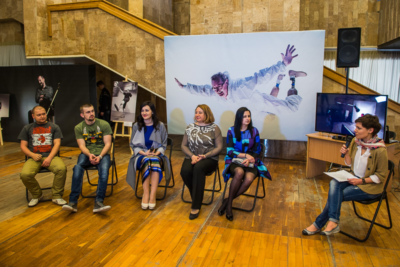 У Харкові відкрилася виставка незвичайних фотографій героїв АТО