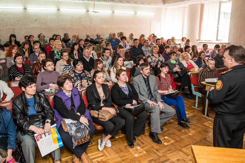 Харківські рятувальники навчають вчителів правилам безпеки