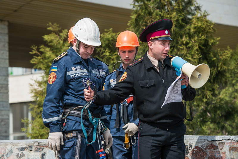 Харківські рятувальники навчають вчителів правилам безпеки