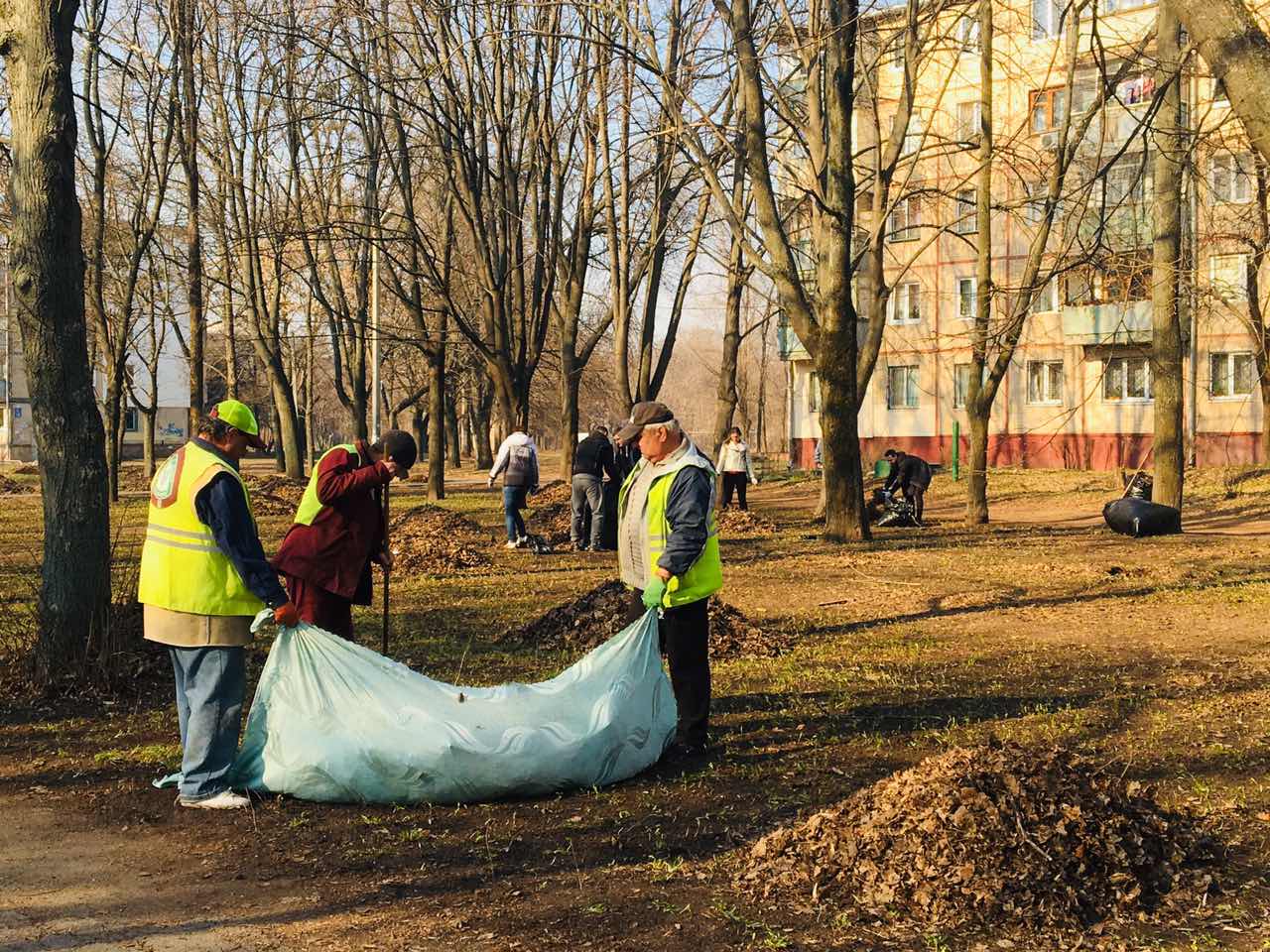 У районах міста пройшли суботники