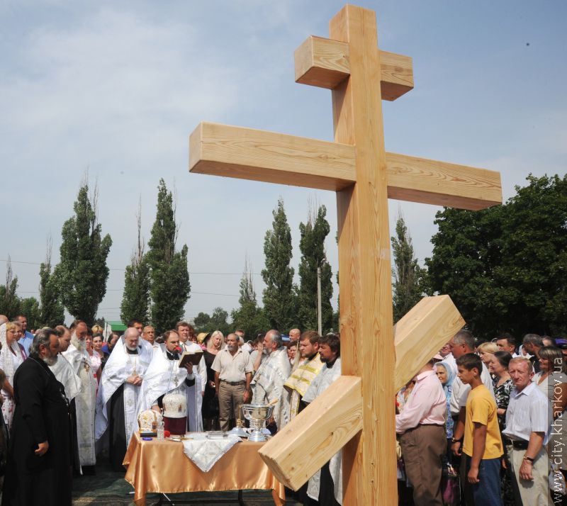 У Комінтернівському районі освятили хрест під будівництво храму