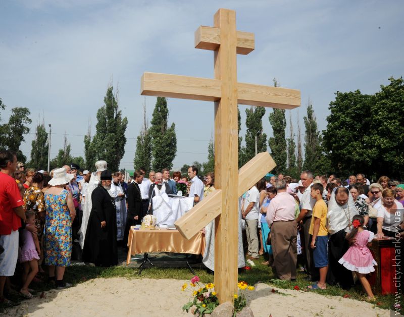 У Комінтернівському районі освятили хрест під будівництво храму