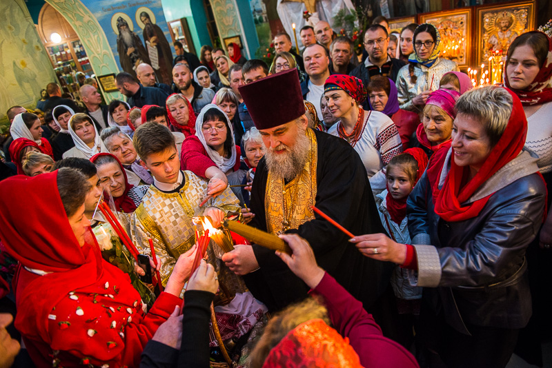 Благодатний вогонь передали до храмів Харкова