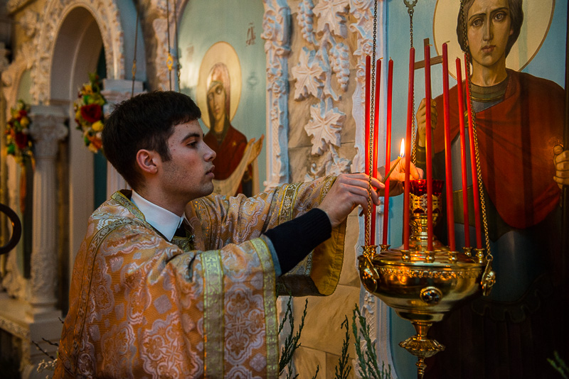 Благодатний вогонь передали до храмів Харкова