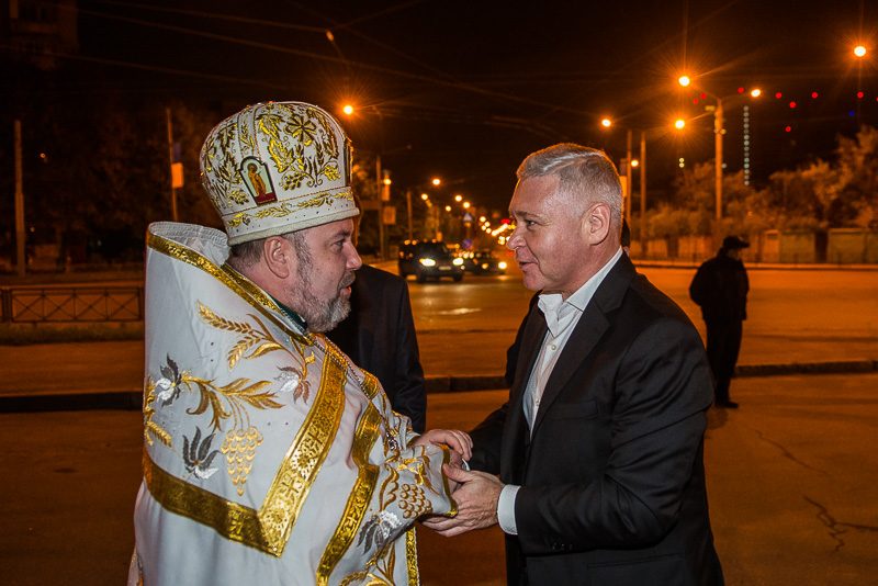 Благодатний вогонь передали до храмів Харкова