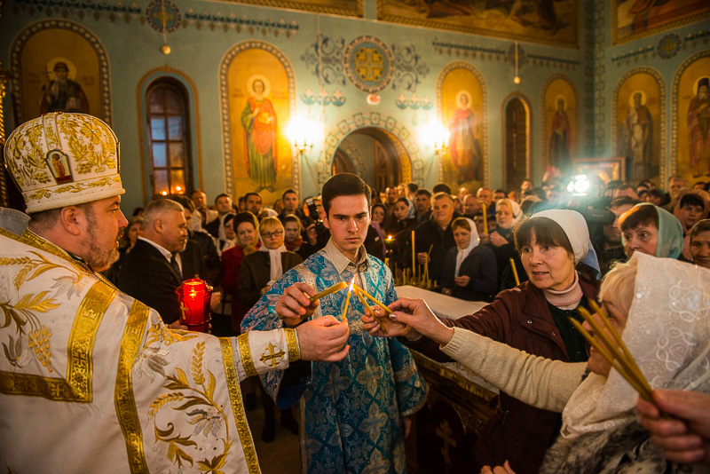 Благодатний вогонь передали до храмів Харкова