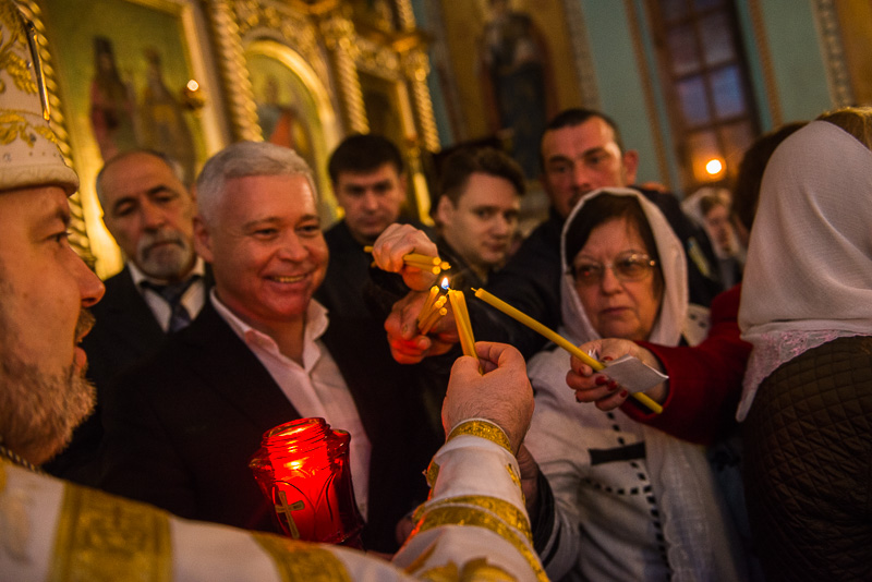 Благодатний вогонь передали до храмів Харкова