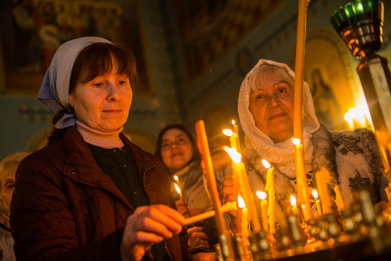 Благодатний вогонь передали до храмів Харкова