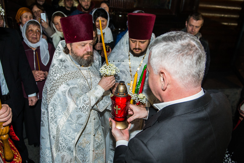 Благодатний вогонь передали до храмів Харкова