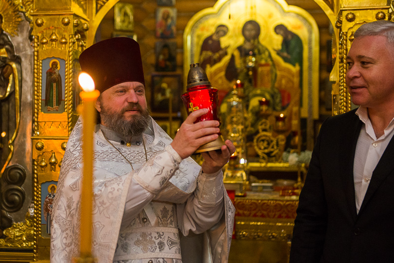 Благодатний вогонь передали до храмів Харкова