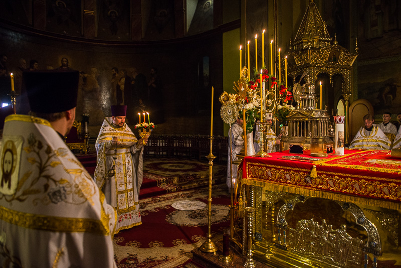 Благодатний вогонь передали до храмів Харкова