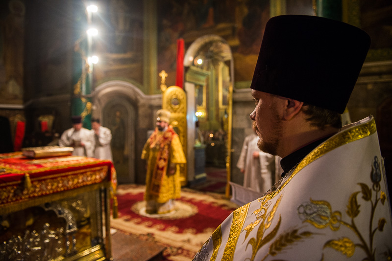 Благодатний вогонь передали до храмів Харкова
