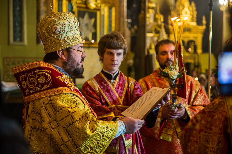 Благодатний вогонь передали до храмів Харкова