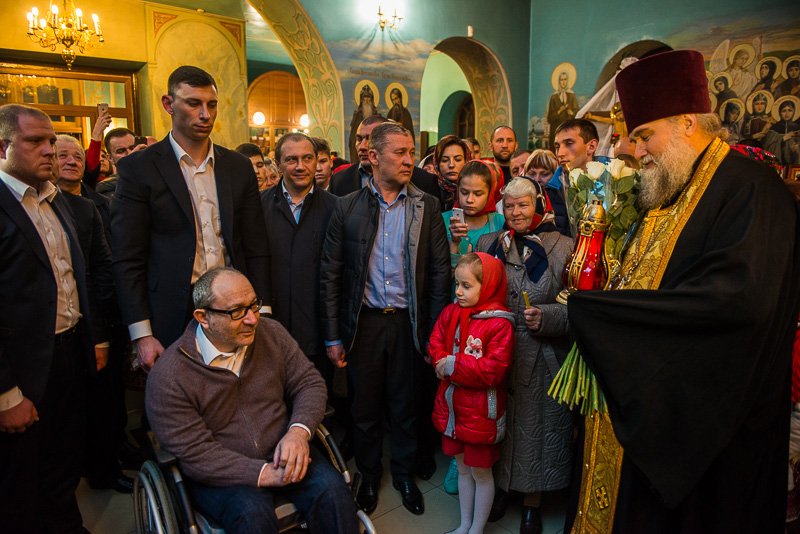 Благодатний вогонь передали до храмів Харкова