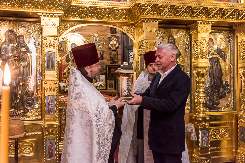 Благодатний вогонь передали до храмів Харкова