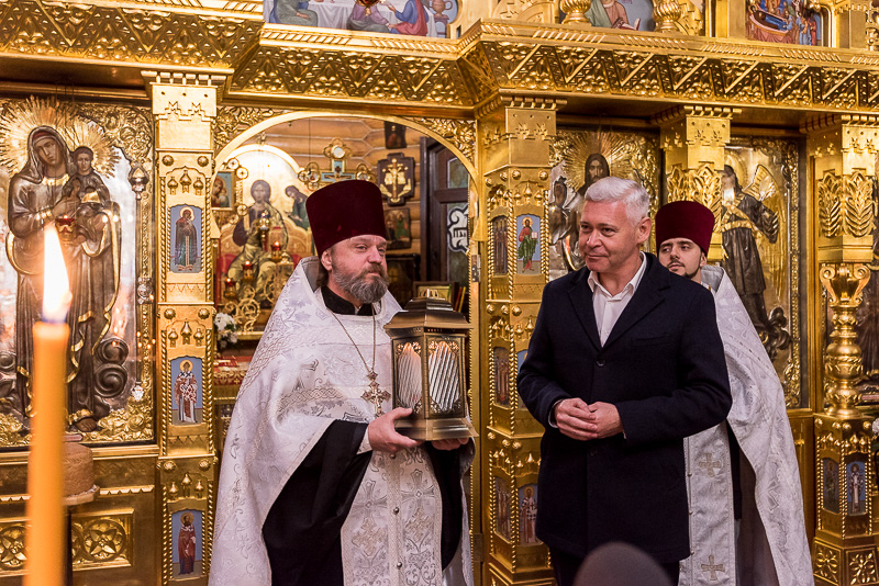 Благодатний вогонь передали до храмів Харкова