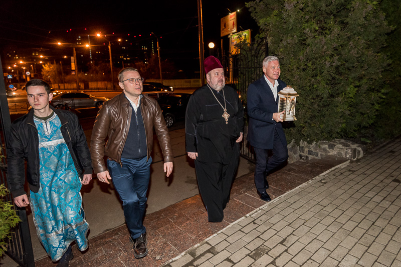 Благодатний вогонь передали до храмів Харкова