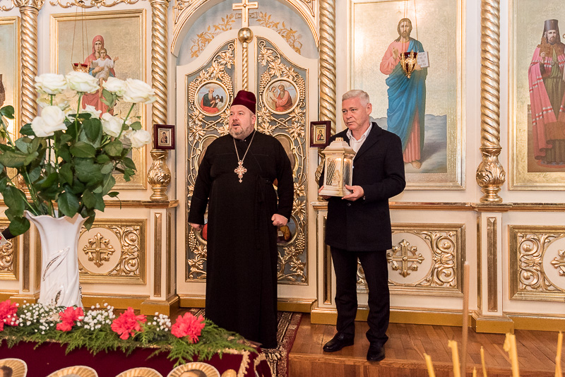 Благодатний вогонь передали до храмів Харкова
