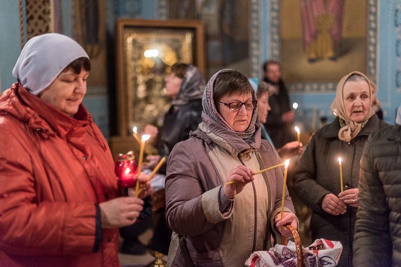 Благодатний вогонь передали до храмів Харкова