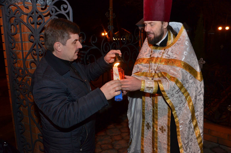 Благодатний вогонь передали до храмів Харкова
