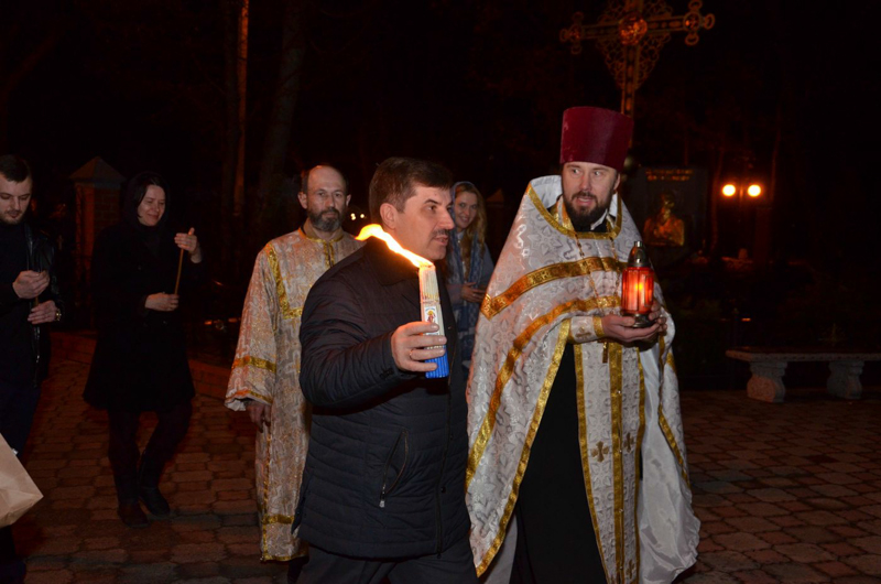 Благодатний вогонь передали до храмів Харкова