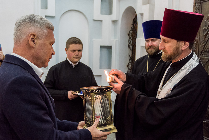 Благодатний вогонь передали до храмів Харкова
