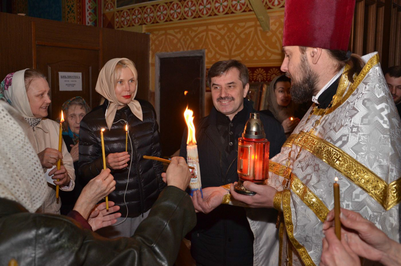 Благодатний вогонь передали до храмів Харкова