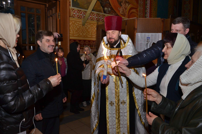 Благодатний вогонь передали до храмів Харкова
