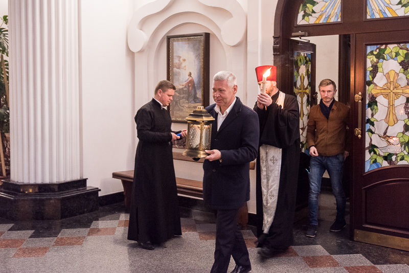 Благодатний вогонь передали до храмів Харкова