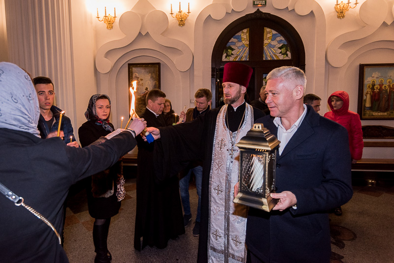 Благодатний вогонь передали до храмів Харкова