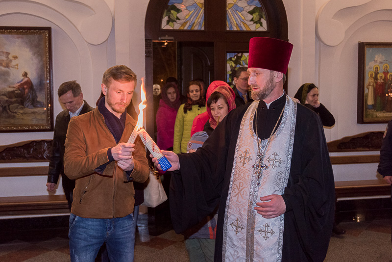 Благодатний вогонь передали до храмів Харкова