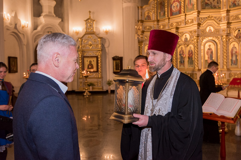 Благодатний вогонь передали до храмів Харкова
