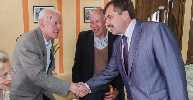 Олександр Новак привітав з Днем перемоги ветеранів на заводі «Комунар»