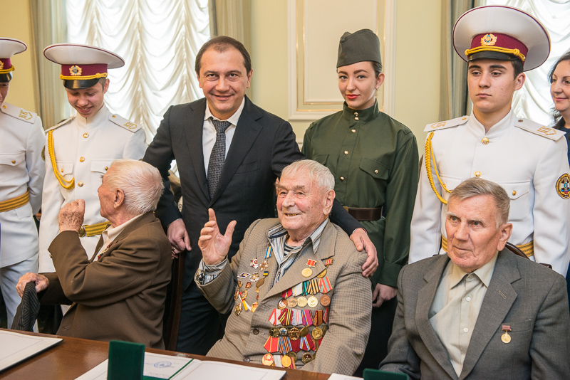 Геннадій Кернес нагородив харківських ветеранів