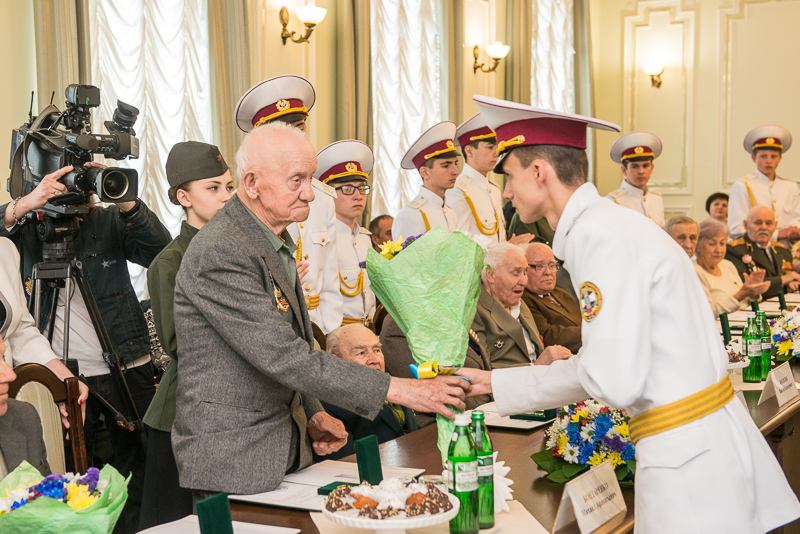 Геннадій Кернес нагородив харківських ветеранів