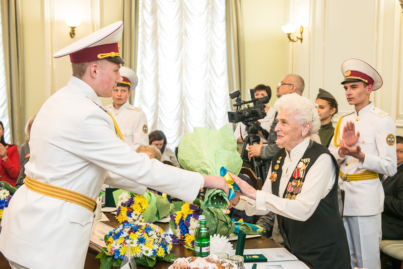 Геннадій Кернес нагородив харківських ветеранів