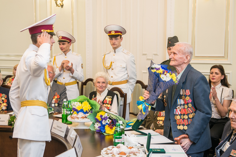 Геннадій Кернес нагородив харківських ветеранів