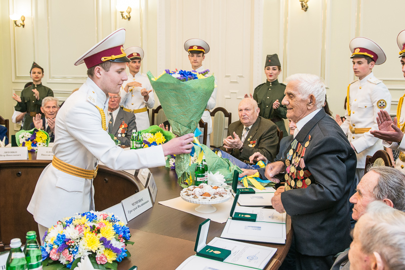 Геннадій Кернес нагородив харківських ветеранів