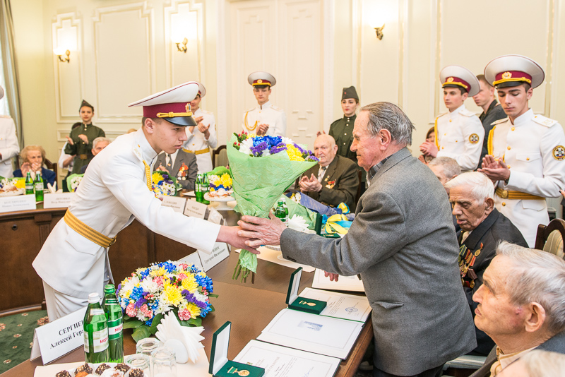 Геннадій Кернес нагородив харківських ветеранів