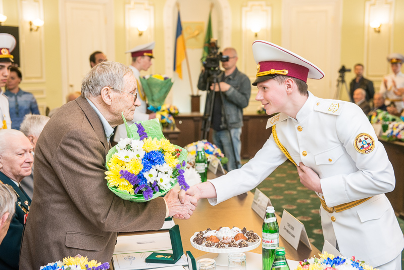 Геннадій Кернес нагородив харківських ветеранів
